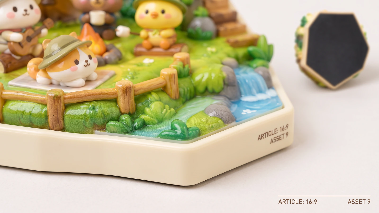 لقطة مقربة لشخصيات تخييم منحوتة وسياج وجدول بجانب منظر خلفي أسود