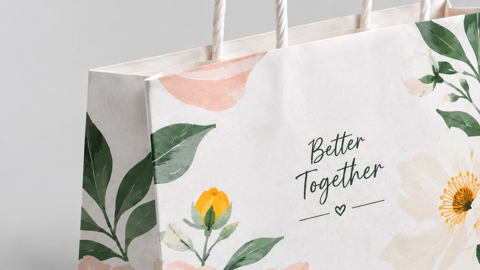 لقطة مقربة للطباعة الزهرية وكتابة “Better Together” والمقابض الورقية الملتوية